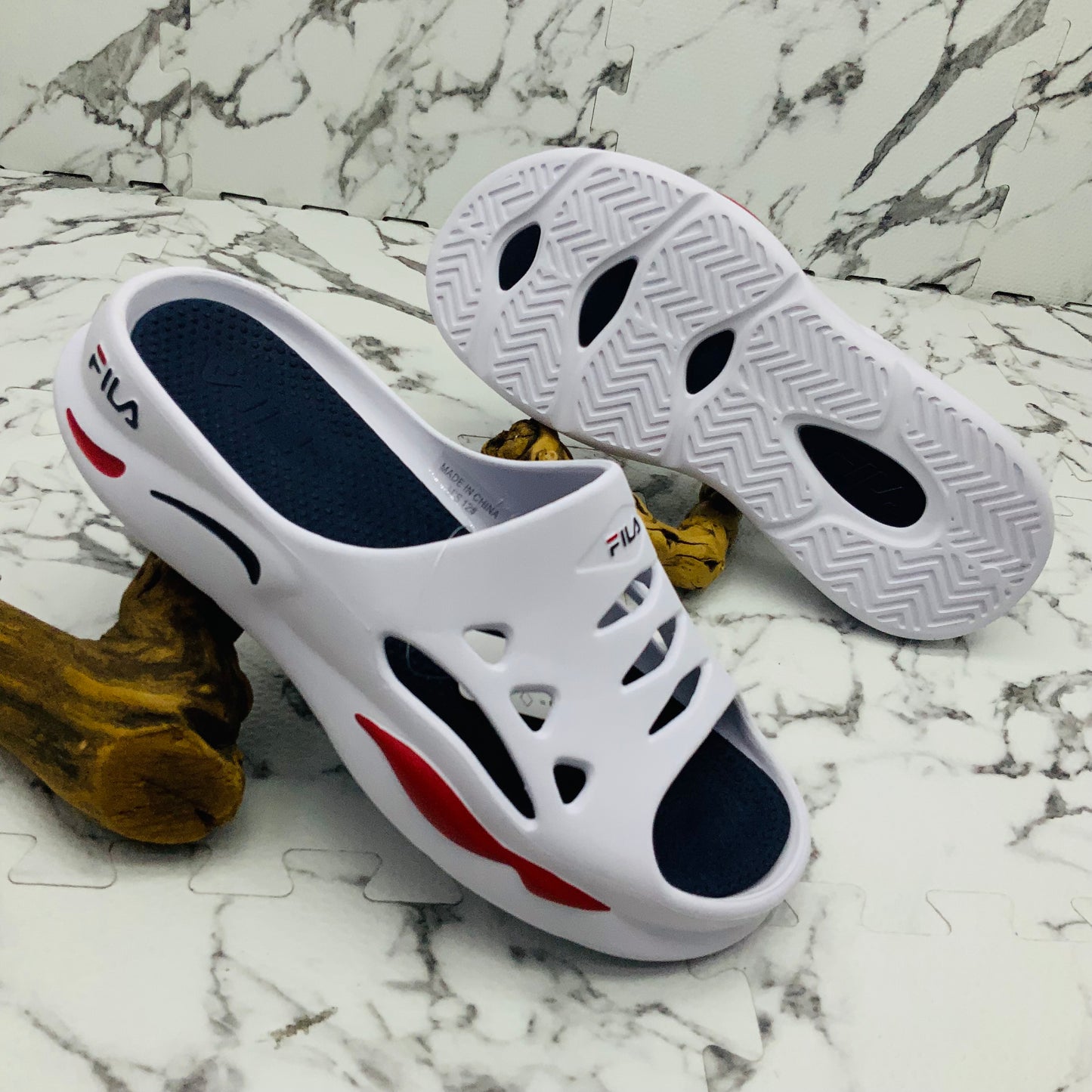 Men’s Fila Ray Tracer White | Navy | Red Slides NWT